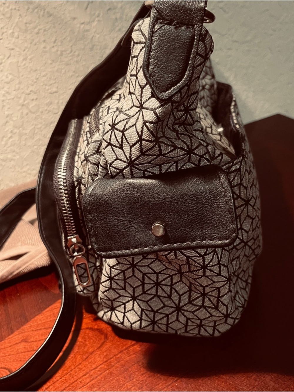 Geometric Pattern Shoulder Bag in Light Gray And Black - Picture 4 of 10